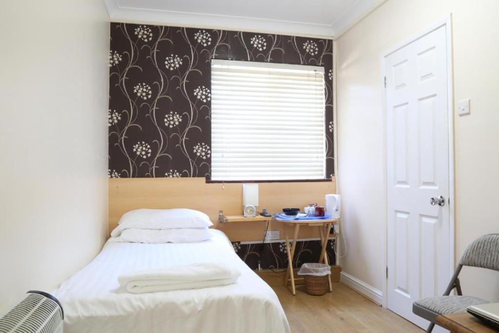Debden Guest House Hillingdon Habitación foto
