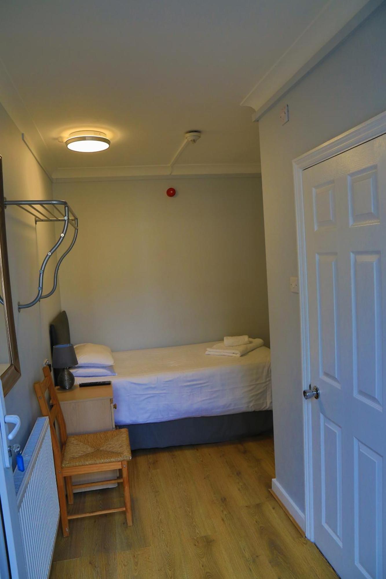 Debden Guest House Hillingdon Habitación foto