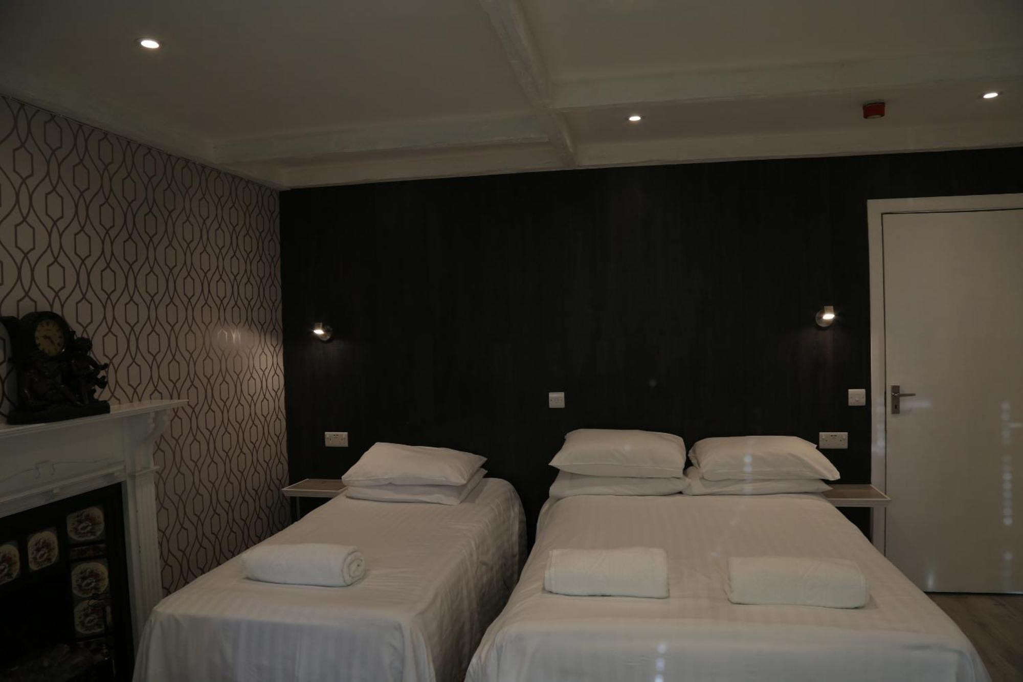 Debden Guest House Hillingdon Habitación foto