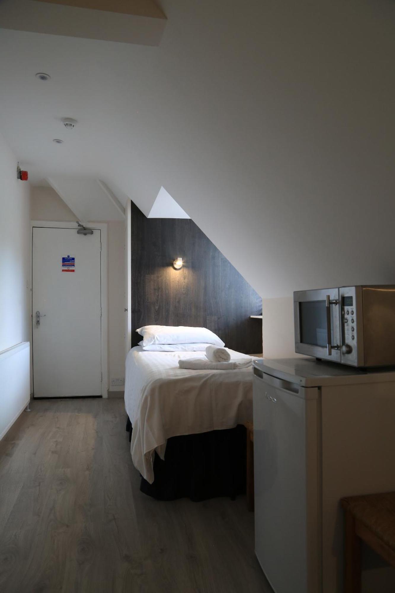 Debden Guest House Hillingdon Habitación foto