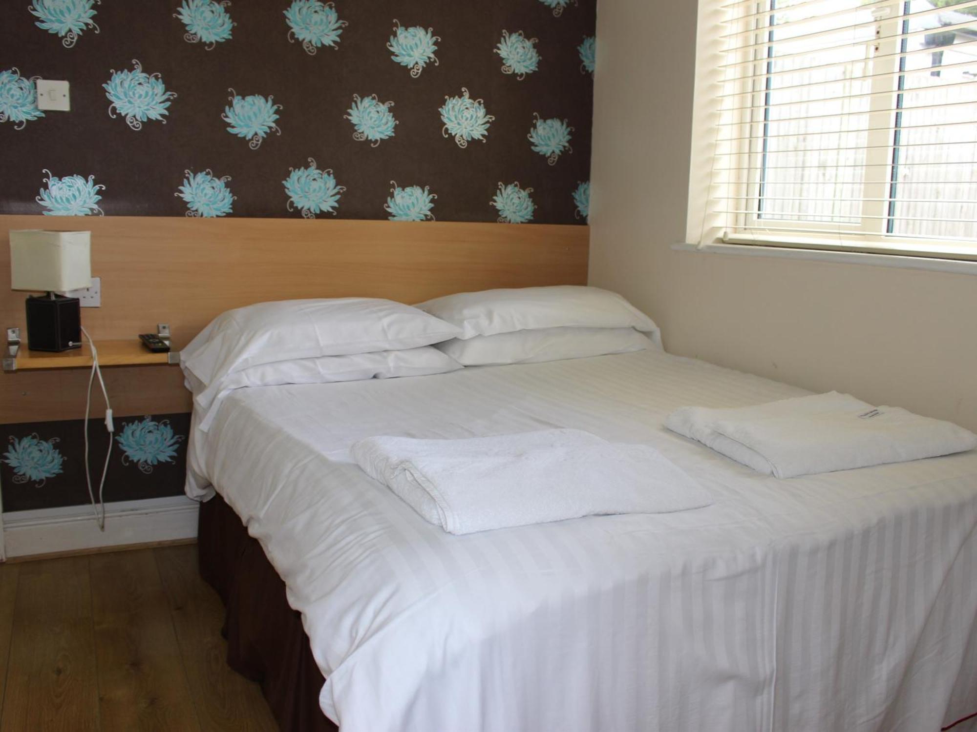 Debden Guest House Hillingdon Exterior foto