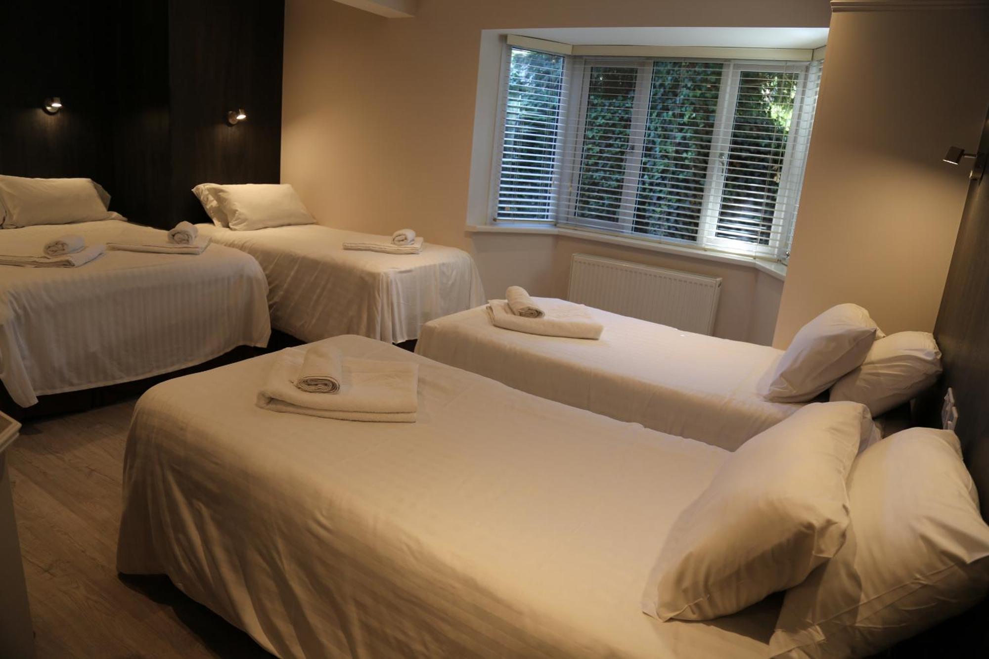 Debden Guest House Hillingdon Exterior foto