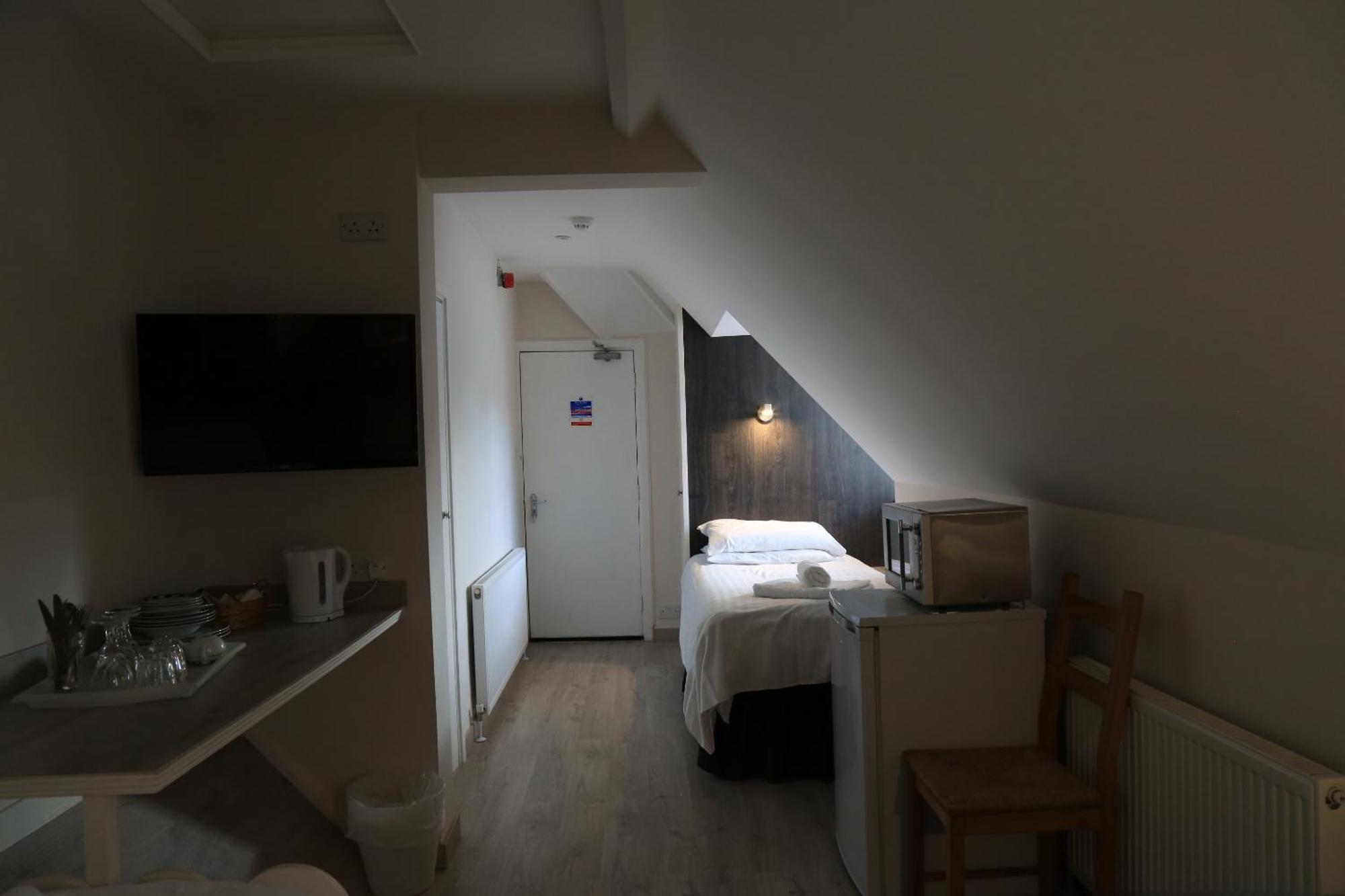Debden Guest House Hillingdon Habitación foto