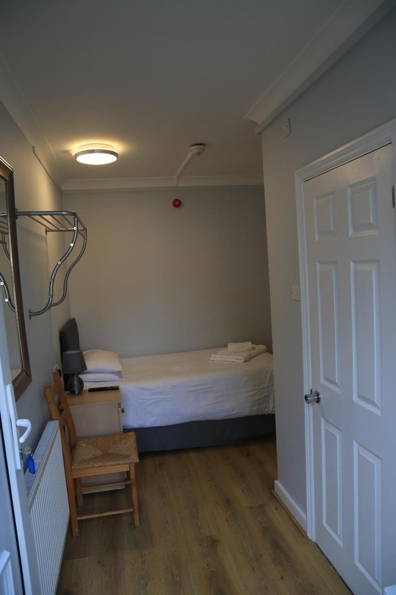 Debden Guest House Hillingdon Habitación foto